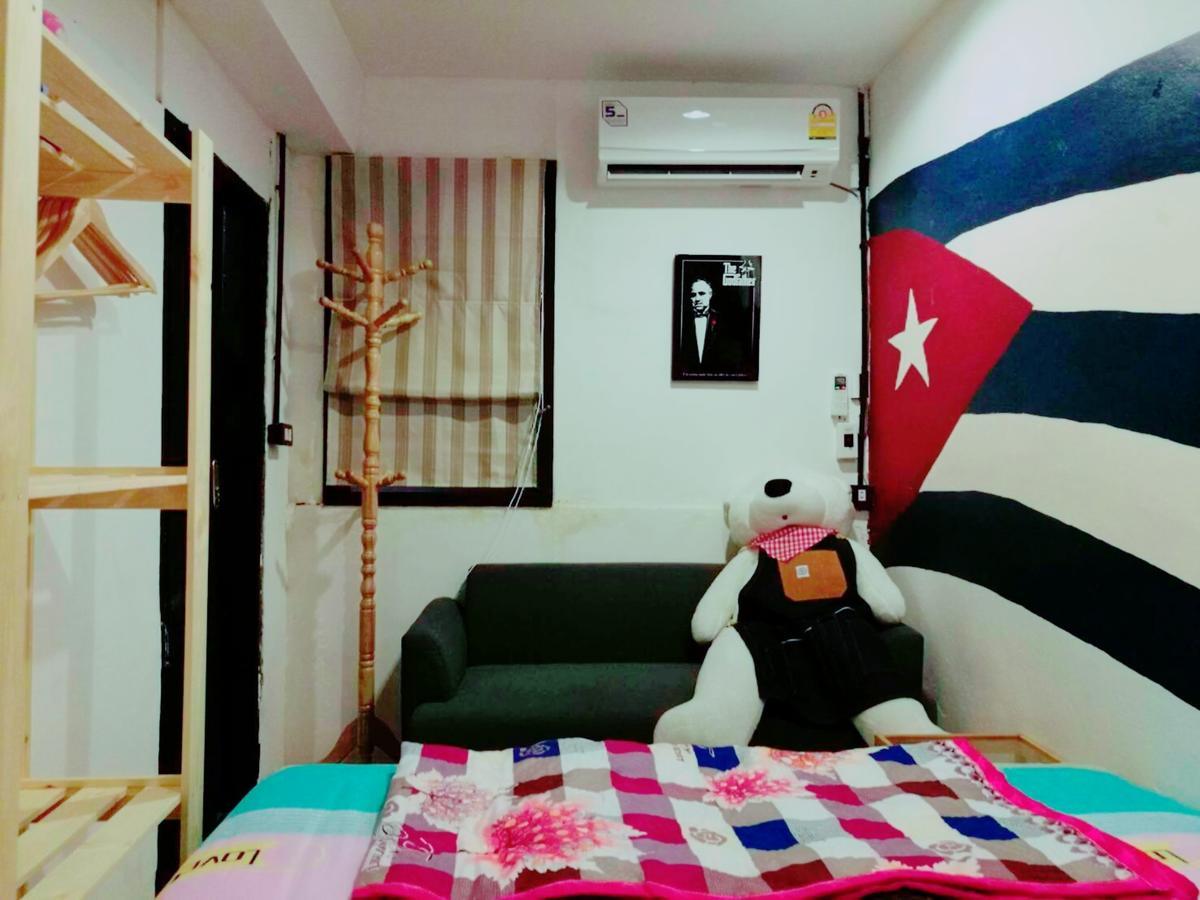 The Sleepless Boutique Hostel Bangkok Buitenkant foto