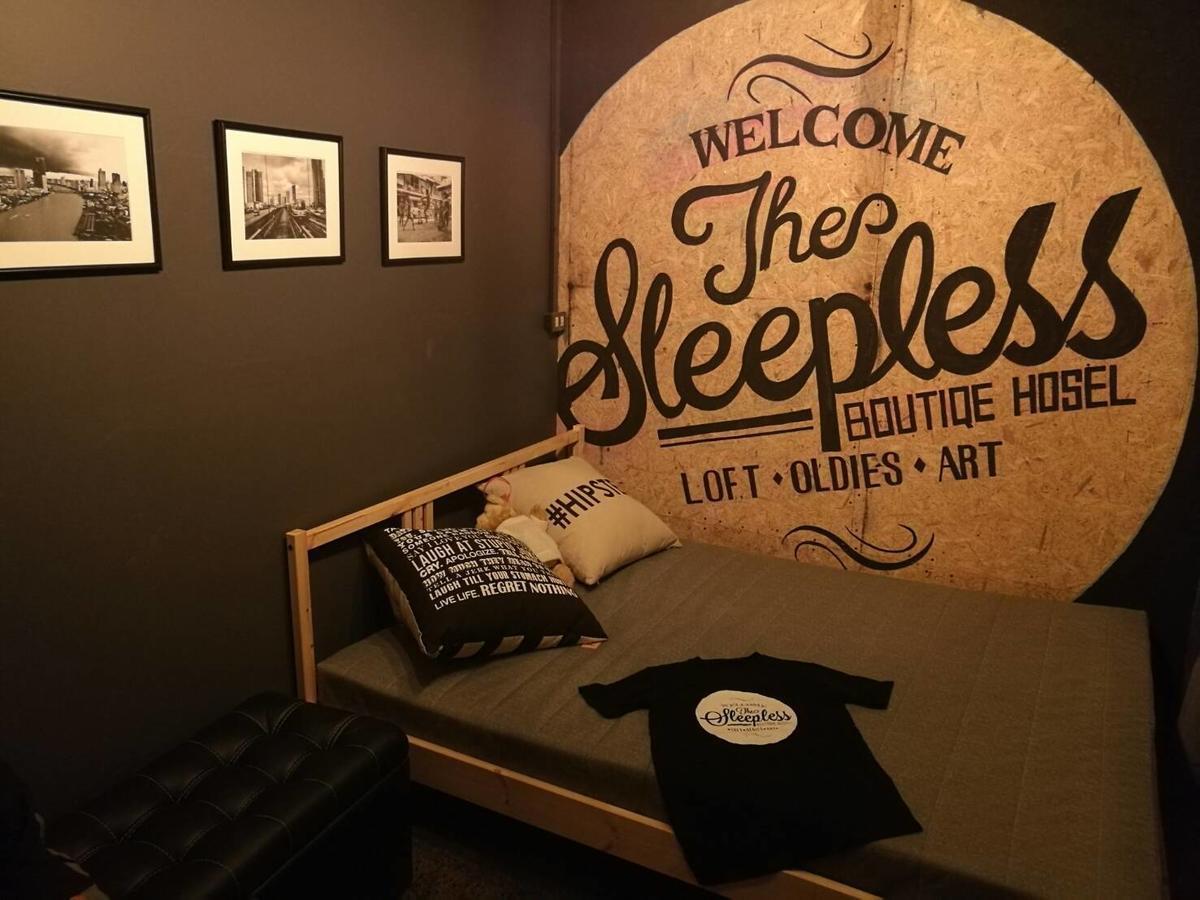 The Sleepless Boutique Hostel Bangkok Buitenkant foto