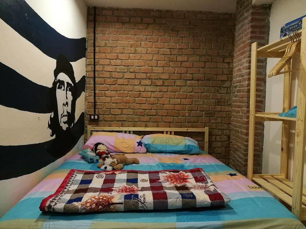The Sleepless Boutique Hostel Bangkok Buitenkant foto