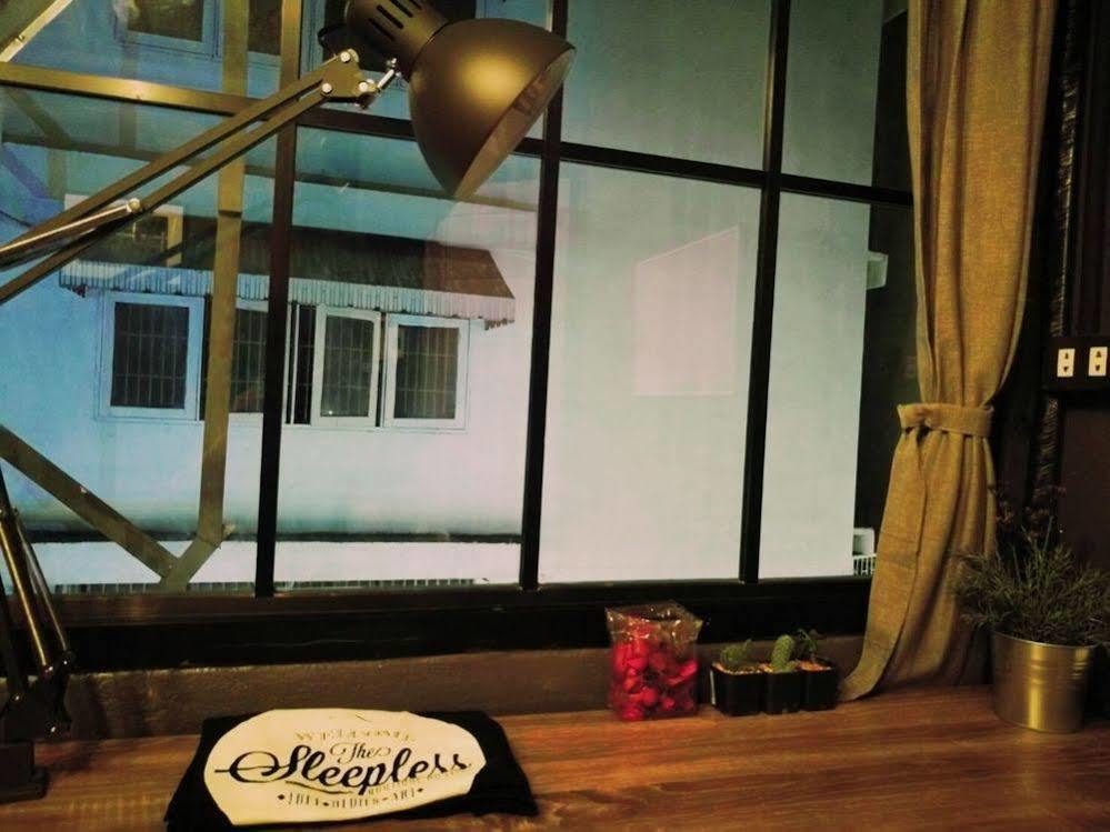 The Sleepless Boutique Hostel Bangkok Buitenkant foto